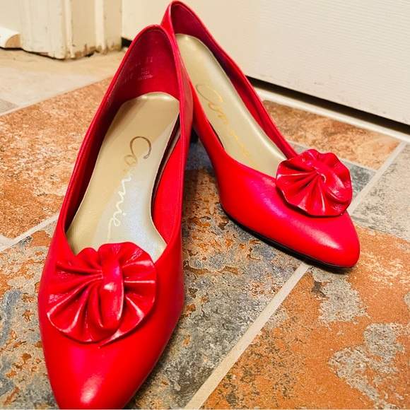 👠Sassy Connie Red Patent Kitten Heel Pumps & Decorative Flower Accent on Front! - Picture 16 of 16